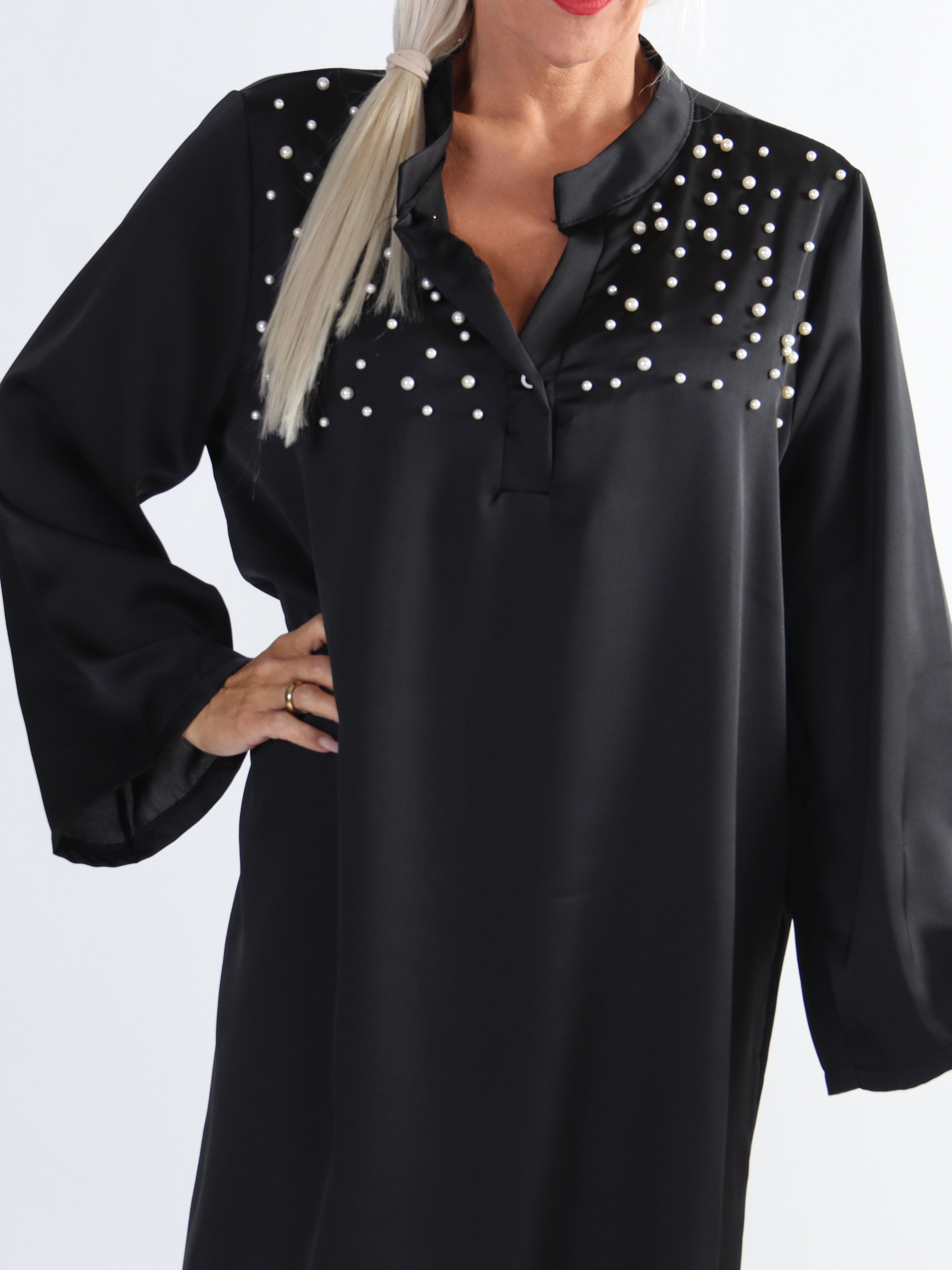 Emilia - Plus size klänning i silkelook med vita pärlor